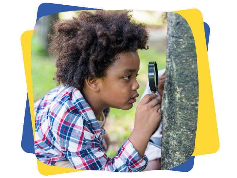 Garçon inspiré par le livre enquête enfant